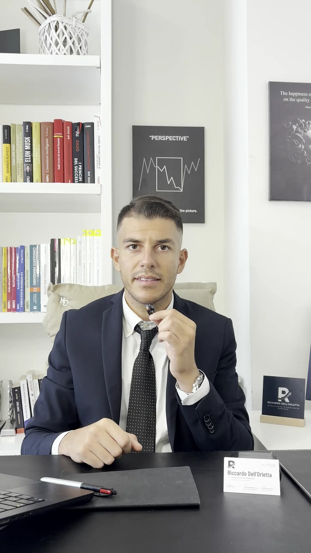 Riccardo Dell'Orletta nel suo studio, all'inizio dell'analisi video