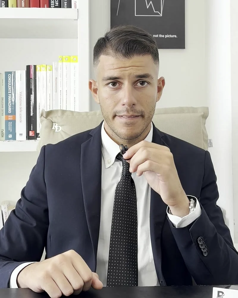 Riccardo Dell'Orletta guarda in camera